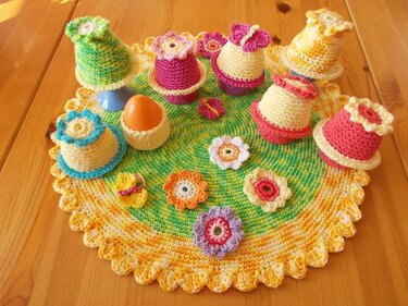 Bunte Frühlingswiese - Eierwärmer mit Tischset häkeln - Resteverwertung