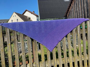 Stricktuch Avaris asymmetrisches Tuch mit Hebemaschen in Kontrastfarben - Stricken