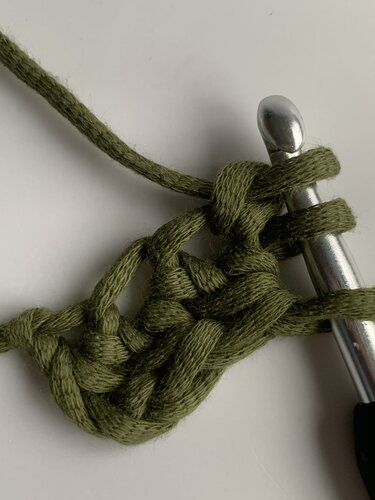 Flexibler Anschlag - mit festen Maschen, halben Stäbchen und Stäbchen - Häkeln