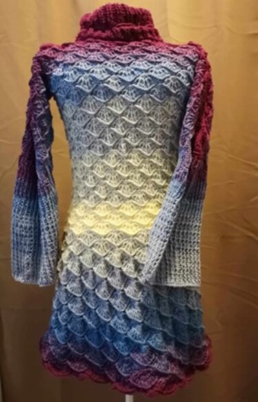 Rückansicht: gehäkelter Damenpullover mit Muschelmuster und Farbverlauf