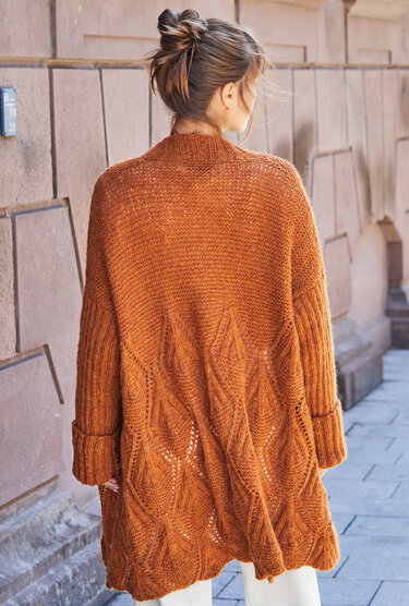 Rückansicht: lange rostbraune Oversize-Strickjacke mit Blatt-Lochmuster und Umschlagbündchen