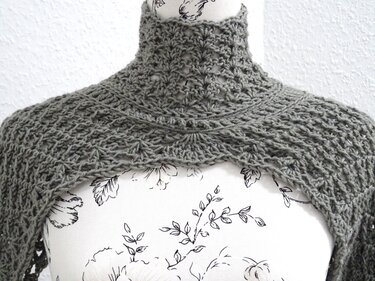 Gehäkelter grauer Bolero mit hohem Stehkragen auf Schneiderpuppe