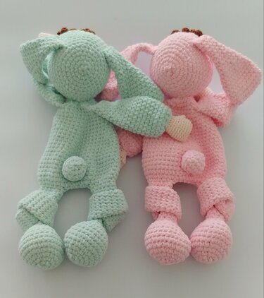 Gehäkelte Amigurumi-Hasen in Mintgrün und Rosa nebeneinander