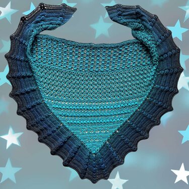 Dreieckstuch in Türkis mit sanftem Farbverlauf und gewelltem dunklem Rand, dekorative Häkelstruktur