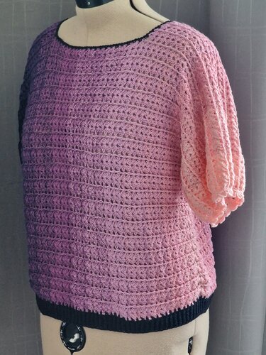 Gehäkeltes Damen-Top in Lila-Rosa mit Puffärmeln auf Schneiderpuppe