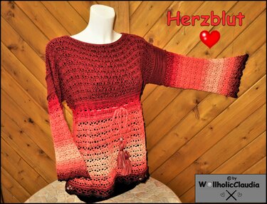 Gehäkelte Rot‑Pink-Ombre-Tunika auf Schaufensterpuppe mit Quastengürtel