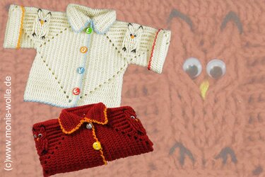 Zwei gehäkelte Kinderjacken: cremefarbene Jacke mit bunten Knöpfen und Eulenapplikationen an den Schultern, daneben rote Jacke mit kontrastfarbener Kante.