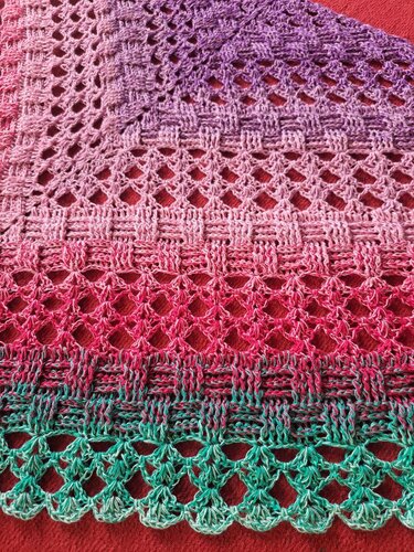 Gehäkeltes Dreieckstuch mit Farbverlauf von Lila über Pink zu Türkis, abwechselnde Loch- und Korbmuster
