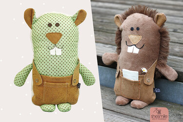 Zwei charmante Glücksbringer-Kuscheltiere mit Latzhosen, links grün mit Sternmuster, rechts braun mit Mähne