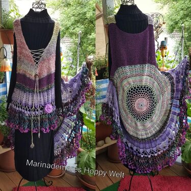 Boho-Häkelkleid in Lila- und Pastelltönen mit Spitzenkante, auf Schaufensterpuppe drapiert
