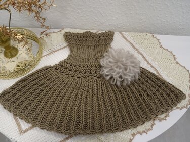 Taupefarbenes Strick-Capelet mit hohem Rippenkragen, Lochmusterbordüre und flauschigem Bommel