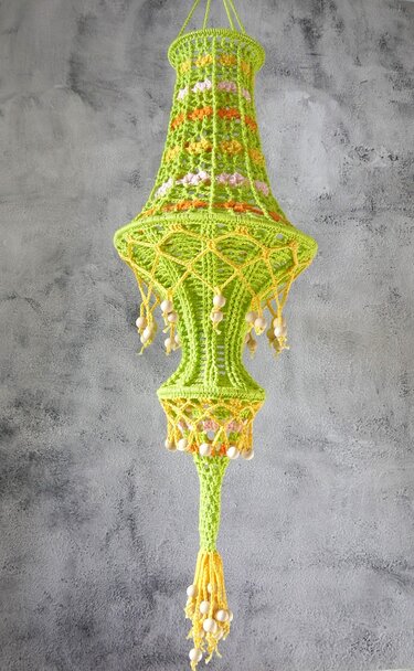 Gehäkelter Boho-Lampion in Gelb und Grün mit Perlenfransen
