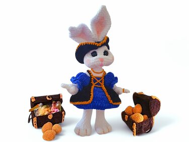 Crochet pattern: Nora the pirate bunny and the golden Easter eggs