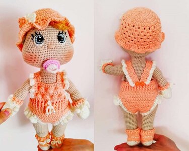 Vorder- und Rückansicht einer gehäkelten Amigurumi-Puppe mit lachsfarbenem Rüschen-Strampler, Hut, Schuhen, Handschuhen und Schnuller