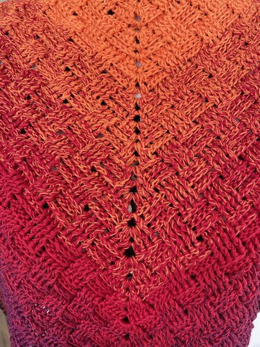 Gehäkeltes Dreieckstuch in Orange-Rot mit Zickzack-Muster und offenen Maschenreihen