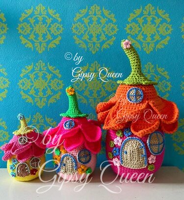 Drei bunte, gehäkelte Blumenhaus-Türstopper in klein, mittel und groß