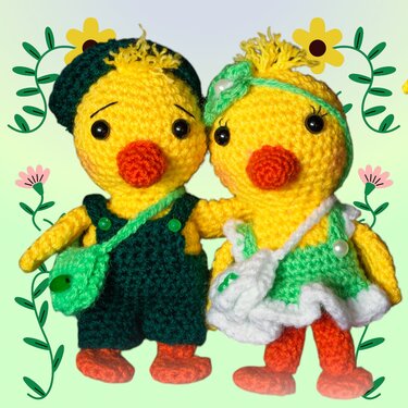 Zwei gehäkelte gelbe Küken-Amigurumi mit grüner Kleidung, Taschen und orangefarbenen Schnäbeln