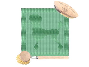 Grünes gestricktes Quadrat mit Pudelrelief und zwei Holzbürsten