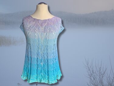 Gestricktes Damen-Shirt auf Schneiderpuppe, Farbverlauf Lila zu Türkis, Ajourmuster