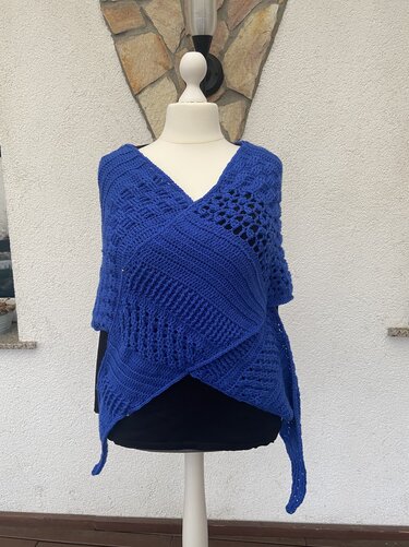 Dreieckstuch gehäkelt in Blau mit überkreuzter Front, sichtbaren Rippen- und Lochmustern