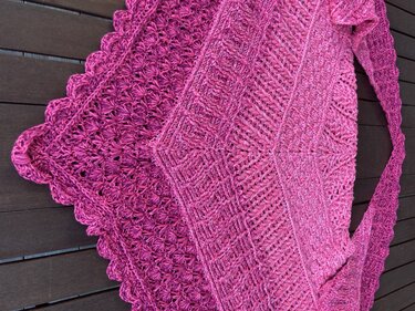 Gehäkeltes Dreieckstuch mit strukturierter Musterung und Muschelrand in Pink