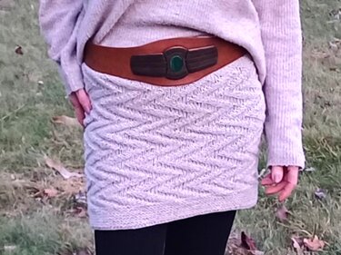 Gestrickter heller Minirock mit Zickzackmuster und braunem Gürtel