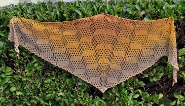 Flaches Dreieckstuch „Hellin BE“ - Häkelanleitung