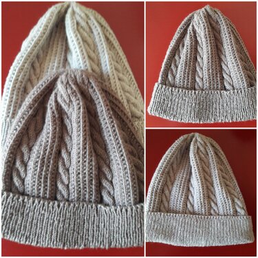 Zwei gestrickte Herrenmützen mit Zopfmuster und Rippenbündchen, eine hellgrau, die andere taupe, vor rotem Hintergrund.