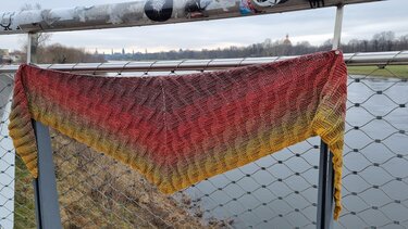 crochet pattern for the symmetrical shawl "swing" - winter shawl