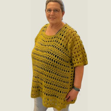 Gehäkeltes senfgelbes Damen-Shirt mit offenem Lochmuster und kurzen Ärmeln.