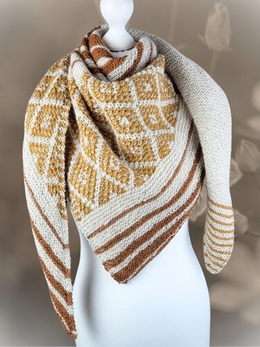 Gestricktes Dreieckstuch in Senfgelb, Beige und Braun mit strukturiertem Rautenmuster und gestreiften Rändern, auf einer Schneiderpuppe drapiert.