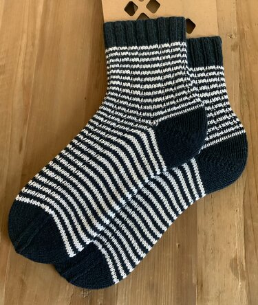 Gestreifte Kurzschaft-Socken in Dunkelblau und Weiß mit geripptem Bündchen und kontrastfarbener Ferse und Spitze