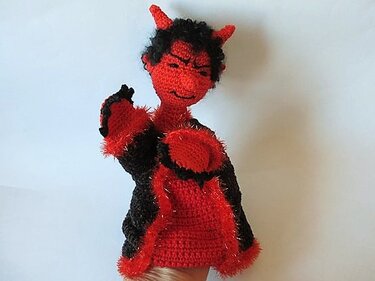 Gehäkelte Teufel-Fingerpuppe in rot und schwarz mit Hörnern