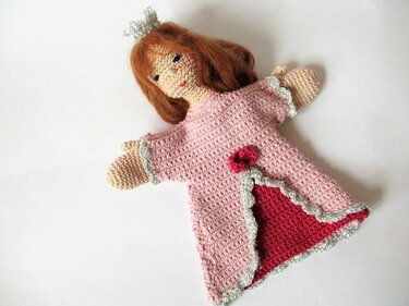 Gehäkelte Prinzessinnen-Handpuppe mit rosa Kleid, braunen Garnhaaren und silberner Krone