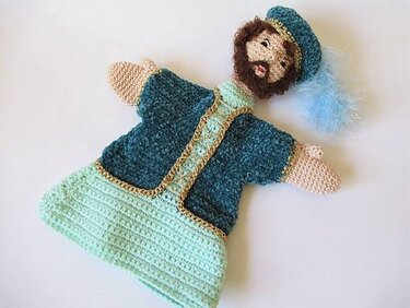 Gehäkelte Handpuppe bärtiger Mann mit Federhut und petrol-mintfarbener Kleidung