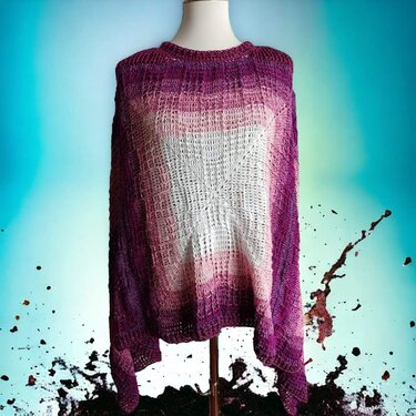 Gehäkelter Poncho in Weiß, Rosa und Lila auf einer Schneiderpuppe vor blauem Hintergrund