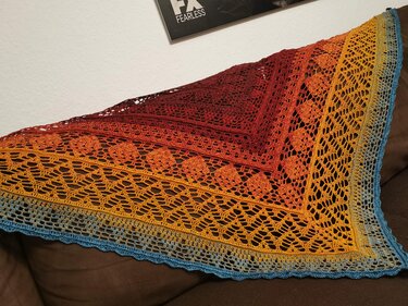 Dreieckstuch gehäkelt mit Loch- und Spitzenmustern, Muschelrand und Farbverlauf