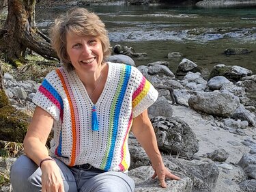 Anleitung für ein gehäkeltes Sommershirt mit bunten Akzenten