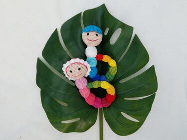 Häkelanleitung Babyrassel Wurli der Regenbogenwurm