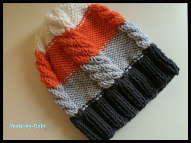 Gestrickte Mütze mit Zöpfen und Rippenbündchen in Orange, Hellgrau, Weiß und Dunkelgrau