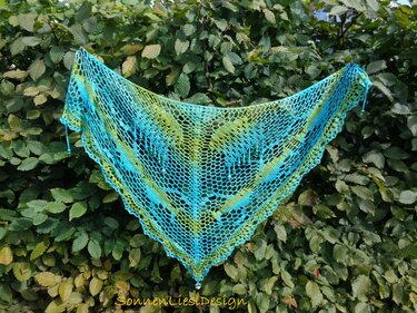 Gehäkeltes dreieckiges Tuch in Türkis und Grün mit offenem Spitzenmuster und Perlen