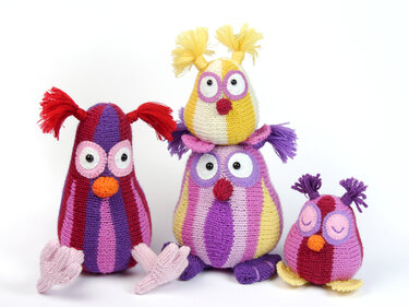 Drei gestreifte Amigurumi-Eulen in unterschiedlichen Größen zur Inspiration für Strickprojekte