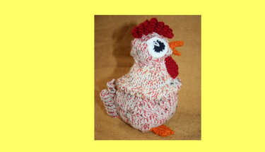Gestrickte Amigurumi-Henne, meliert, mit rotem Kamm und orangefarbenem Schnabel