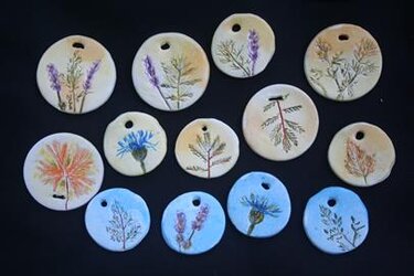 Bastelanleitung, Kleine Anhänger, Kräuter-Anhänger, Anhänger aus Modelliermasse