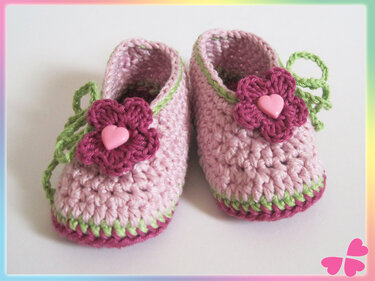Häkelanleitung: Babyschuhe (0 – 12 Monate) mit Häkelblume