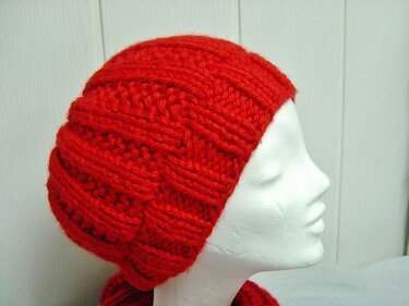 Rote gestrickte Beanie mit Rippenmuster, Seitenansicht auf weißer Büste