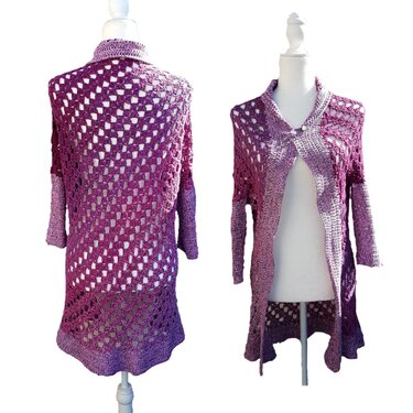Lange gehäkelte Longjacke in lila Farbverlauf, Vorder- und Rückansicht auf Schneiderpuppe