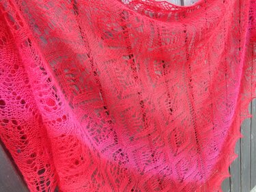 Gestricktes Lacetuch in Rot-Pink mit Ajour- und Blattmuster