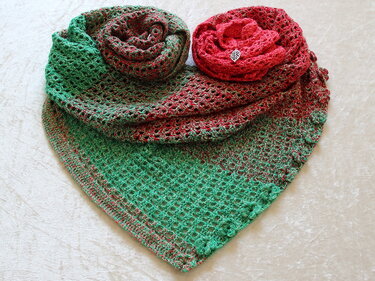 Häkelanleitung Tuch // Dreieckstuch mit Blüten "In Bloom"
