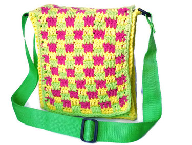 Gehäkelte Umhängetasche mit gelb-grün-pinkem Schachbrettmuster und grünem, verstellbarem Gurt